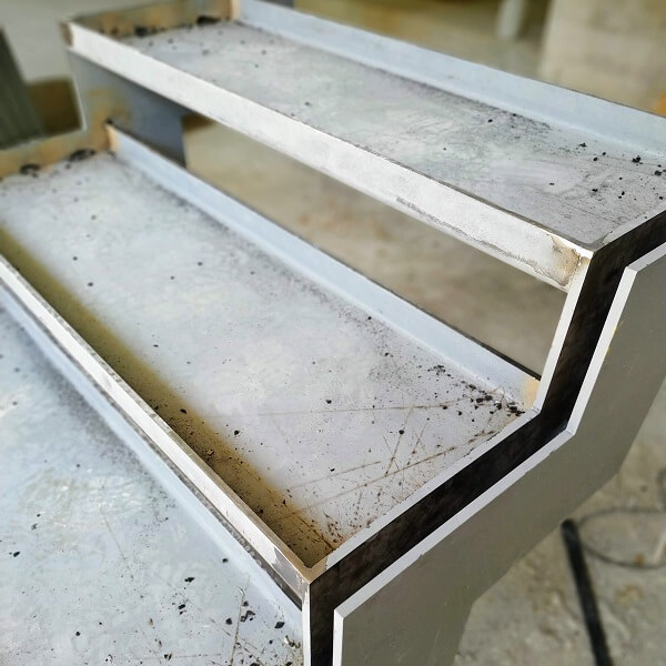 Escaleras con peldaños de acero