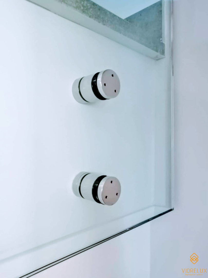 Botones de acero con vidrio laminado