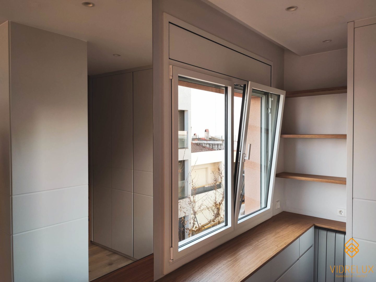 Ventana habitación suite oscilobatiente abierta