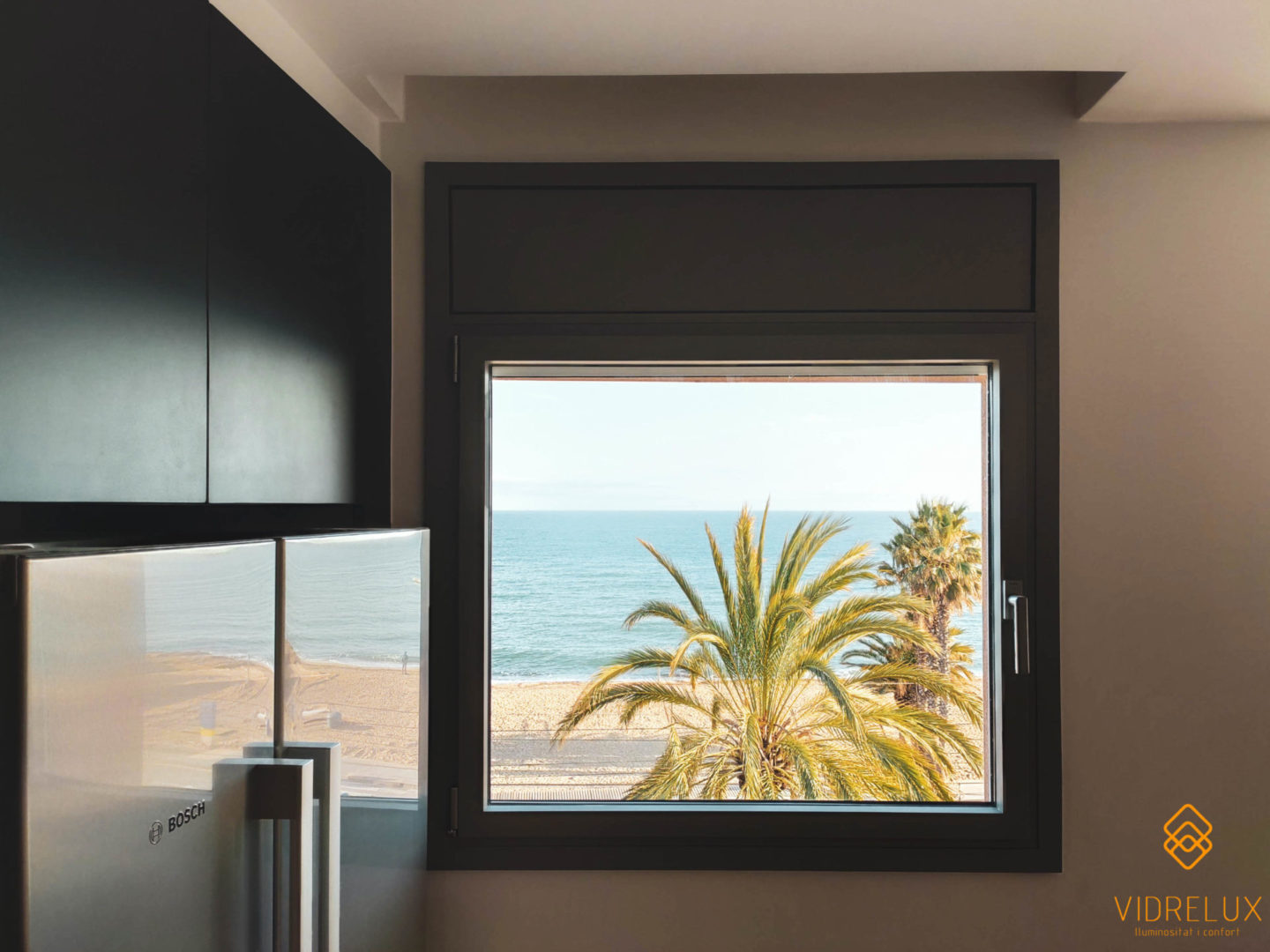 Ventana oscilobatiente cortinero cocina