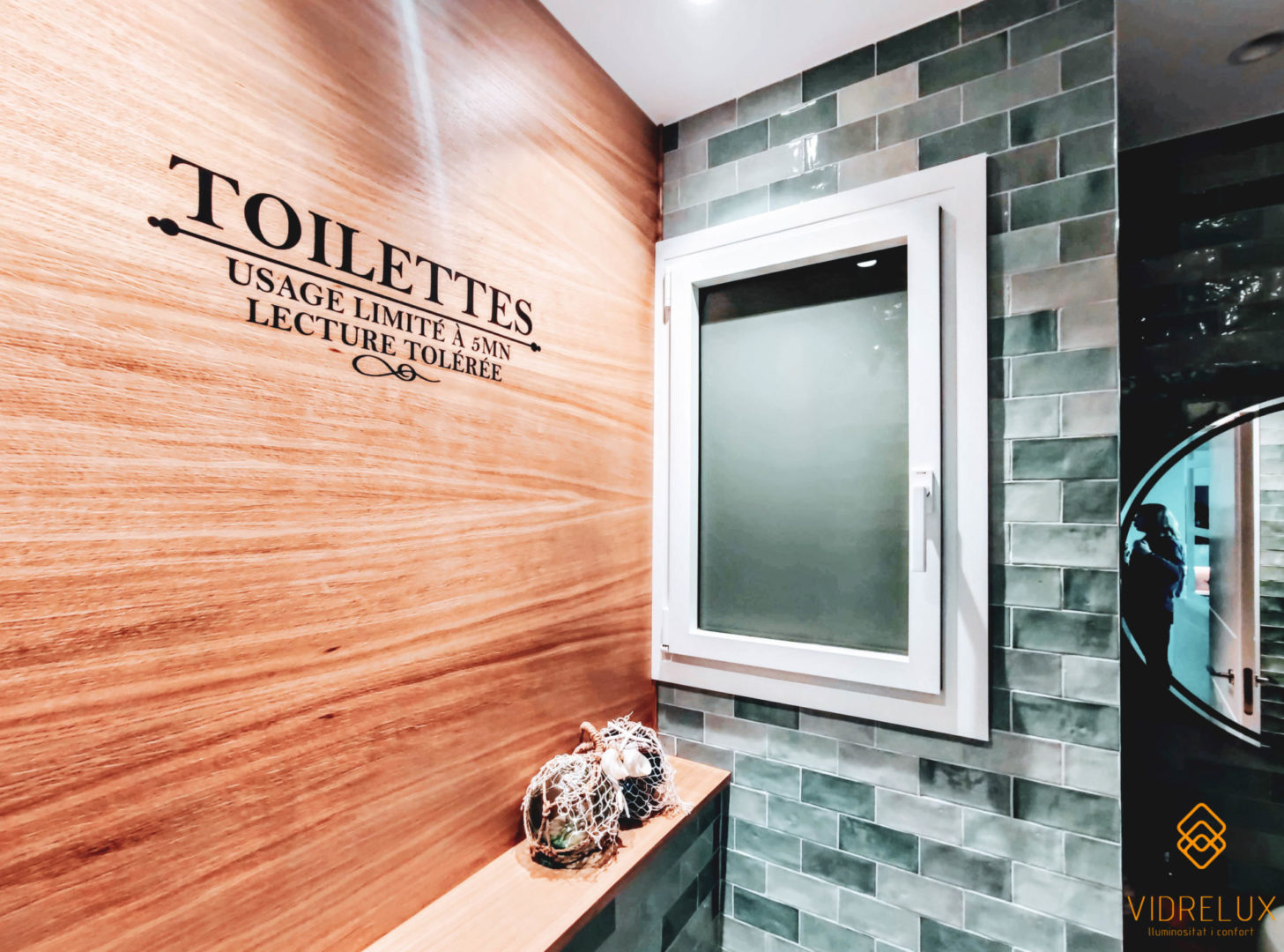 Ventana oscilobatiente mate baño