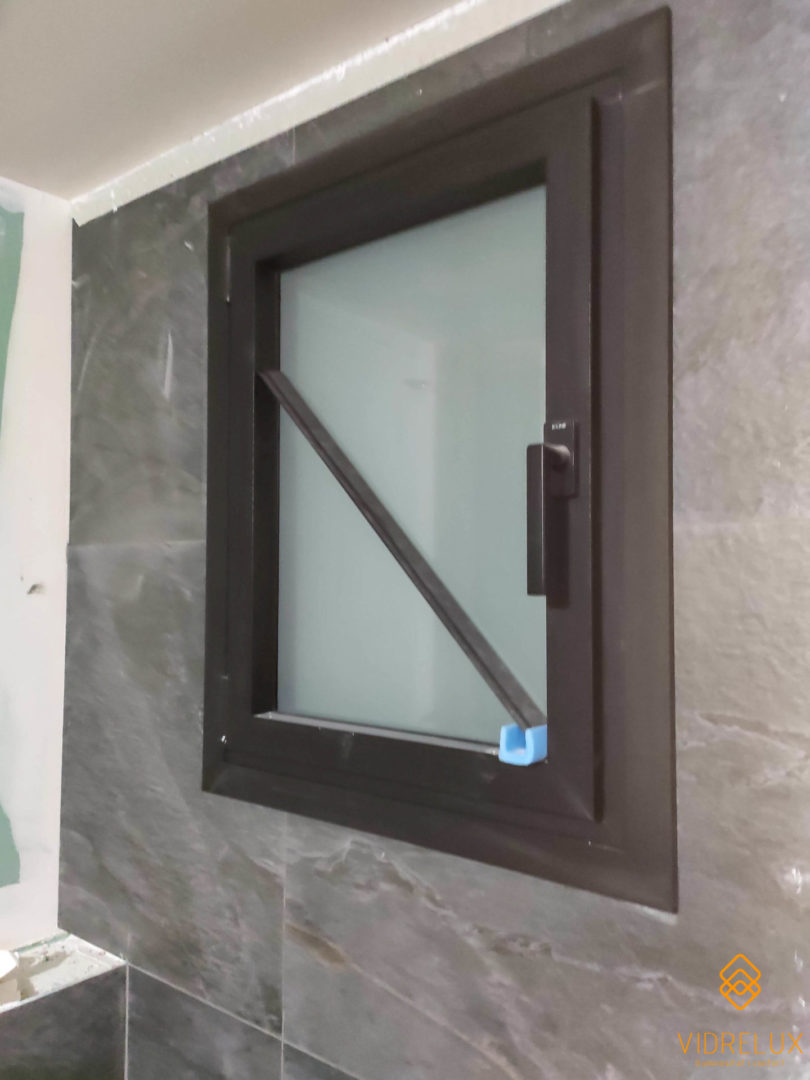 instalación ventana negra baño