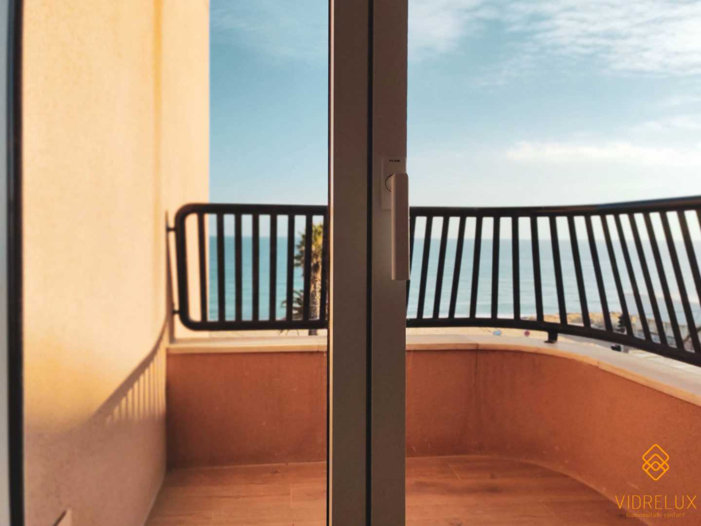 maneta Balconera oscilobatiente habitación