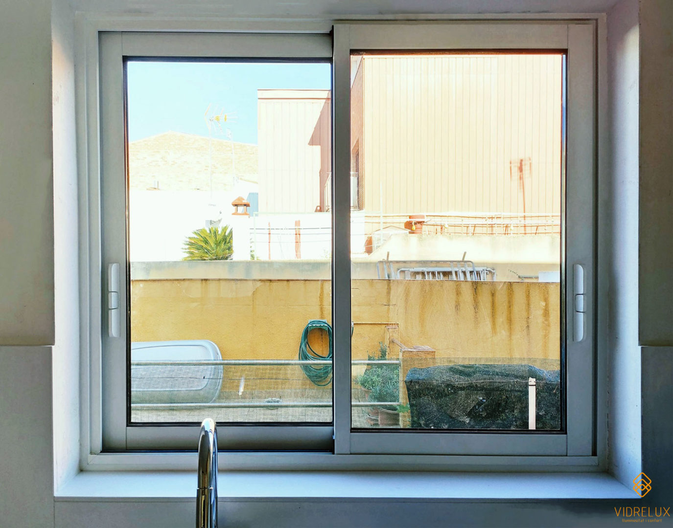 ventana corredera perfiles finos cocina